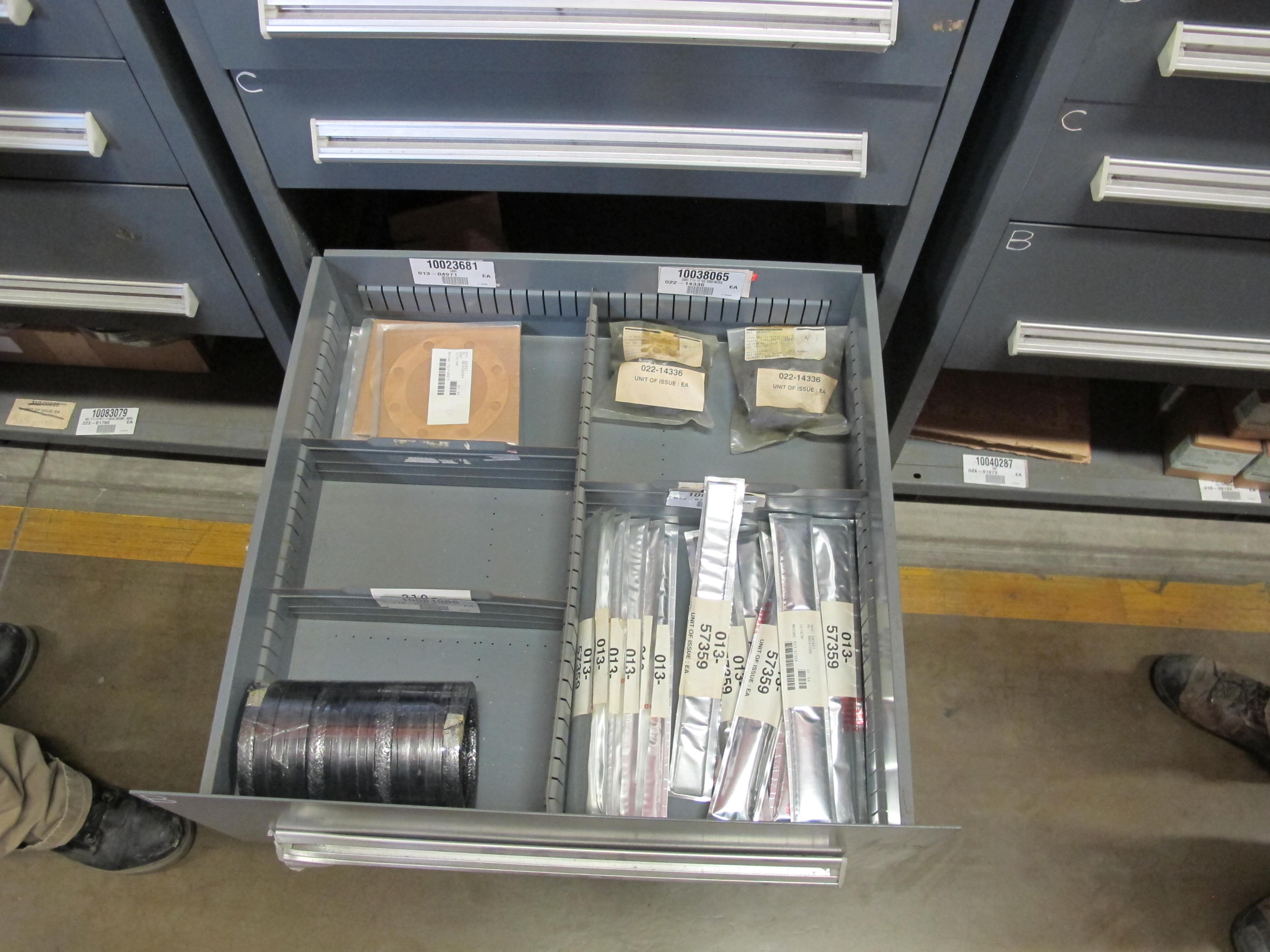 STANLEY VIDMAR HEAVY DUTY 5-DRAWER PARTS CABINET W/ CONTENTS (W-50) LOADING & HANDLING FEE $25-
